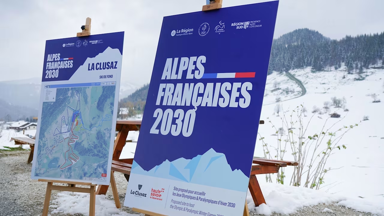 Carteles oficiales de los Juegos Olímpicos de Invierno de los Alpes Franceses 2030 en La Clusaz