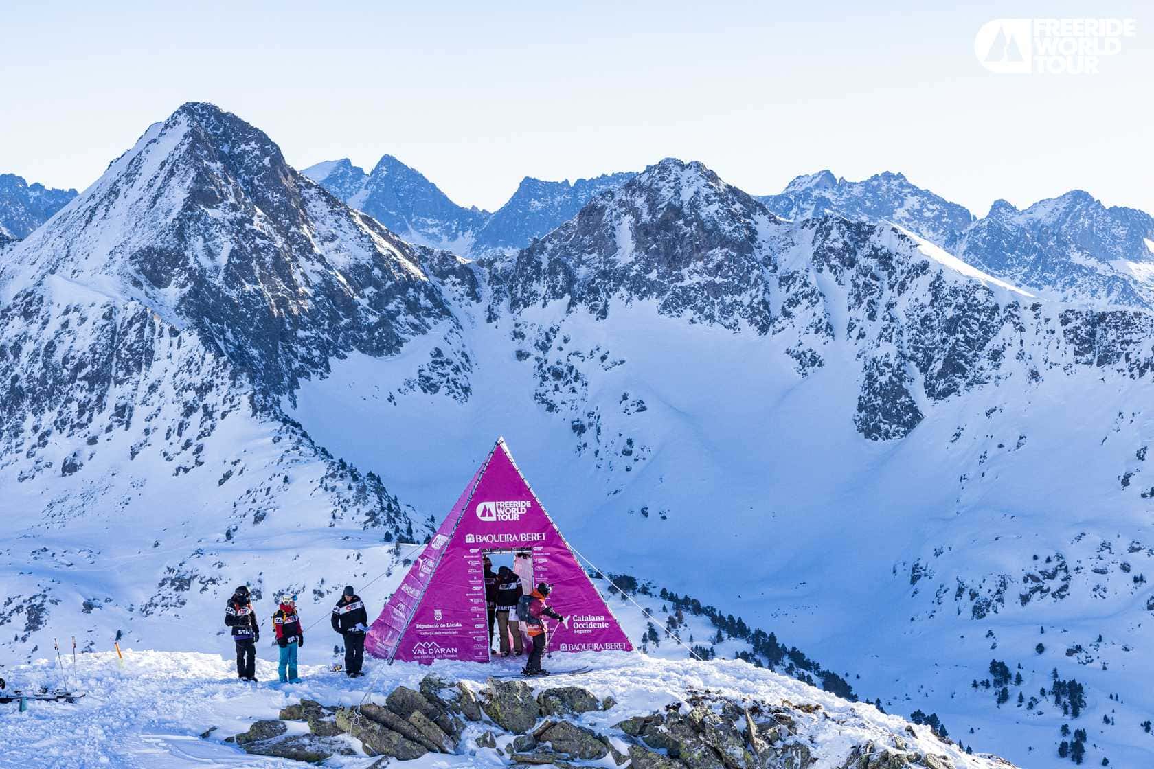 Zona de salida del Freeride World Tour en Baqueira Beret, en la Val d'Aran, con los picos del Pirineo al fondo