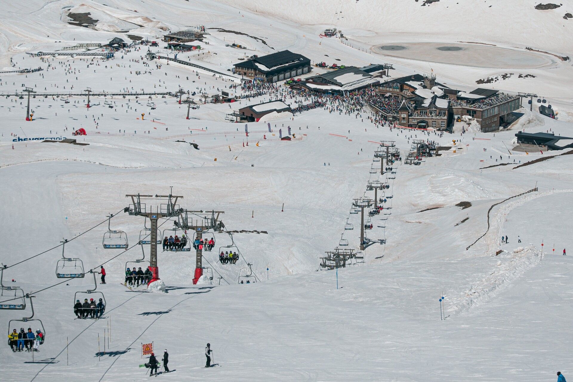 Zona de Borreguiles en Sierra Nevada con la balsa de nieve producida al fondo